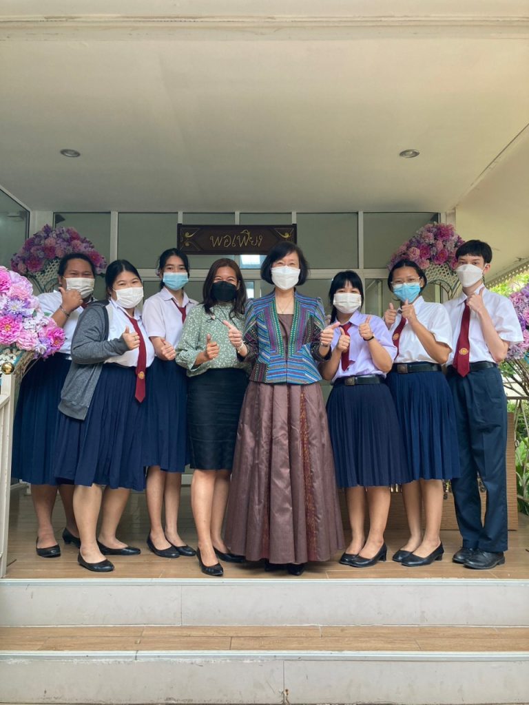 LINE_ALBUM_ส่งมอบชุดคุณอรนุชผ้าไหมครั้งที่ 12_221125_22